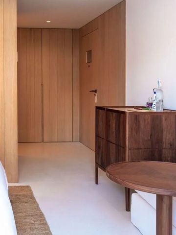 Modernes Zimmerdesign mit Holzelementen und zeitgenössischem Mobiliar