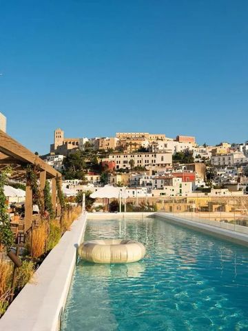 Hotel-Pool mit Blick auf die historische Altstadt von Ibiza