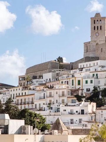 Blick auf eine malerische Siedlung mit historischen Gebäuden auf Ibiza