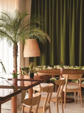 Gemütlicher Loungebereich mit Pflanzen und eleganten Möbeln