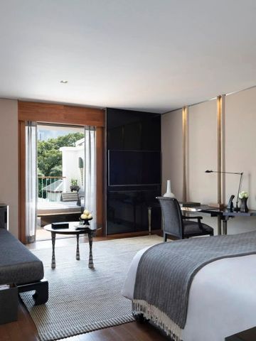 Elegantes Zimmer mit Balkonblick