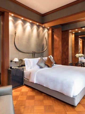Luxuriöses Hotelzimmer mit elegantem Bett und stilvoller Beleuchtung
