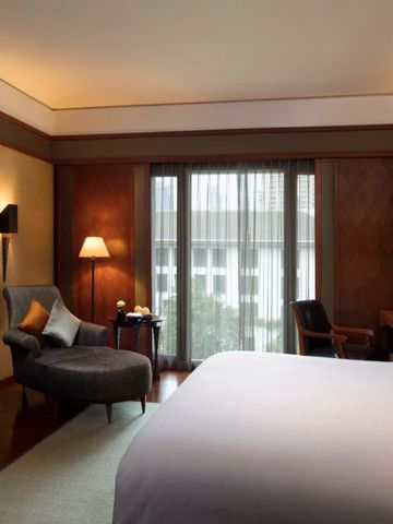 Geräumiges Gästezimmer mit Blick auf die Stadt und komfortabler Sitzecke