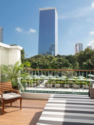 Private Terrasse mit Sitzmöbeln und Blick auf die Skyline von Bangkok