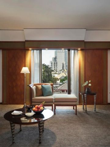 Helles Wohnzimmer mit eleganter Sitzgelegenheit und städtischem Blick