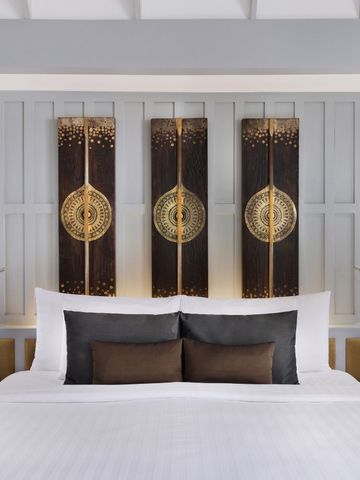 Elegant eingerichtetes Schlafzimmer mit traditionellem thailändischem Dekor