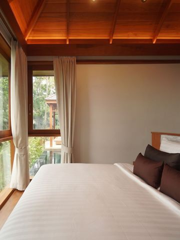 Gemütliches Schlafzimmer mit modernen Holzakzenten und Ausblick