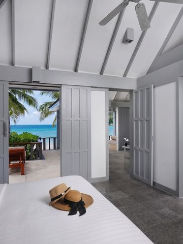 Geräumiges Zimmer mit Meerblick und eleganter Inneneinrichtung
