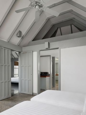Moderne Villa mit hohem Dach und zwei Betten in neutralen Tönen