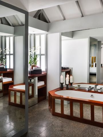 Luxuriöses Badezimmer mit großer Badewanne und Spiegeln