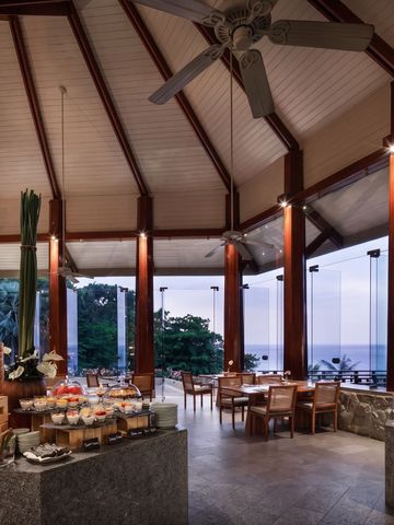 Restaurant mit Blick auf das Meer und stilvoller Dekoration