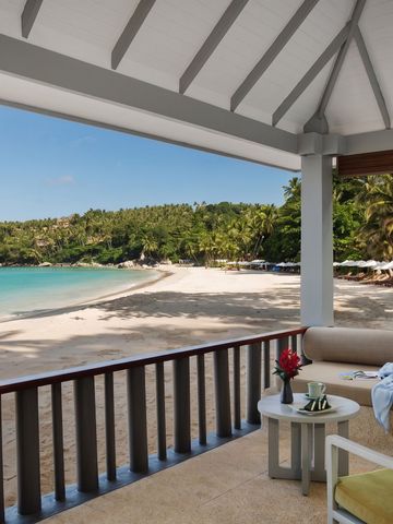 Terrasse mit Sofa und Blick auf den Strand und das Meer.