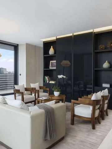 Helles Wohnzimmer in einer Suite mit weitem Stadtblick