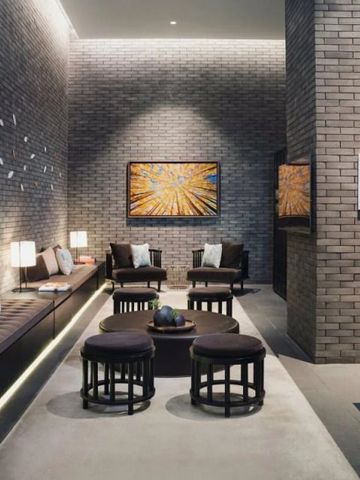 Stilvolle Lounge mit zeitgenössischer Kunst und komfortablen Sitzgelegenheiten