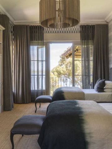 Helles Zimmer mit zwei Betten und Aussicht aufs Meer