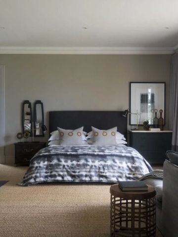 Elegantes Schlafzimmer mit Kingsize-Bett und moderner Einrichtung