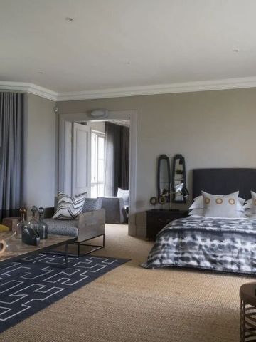 Luxuriöse Suite mit Sofa und großem Bett