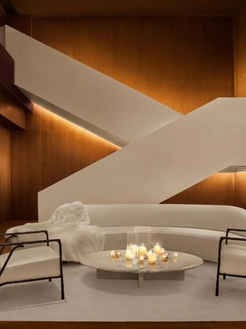 Stilvolle Lounge mit moderner Wendeltreppe und gemütlichen Sitzgelegenheiten
