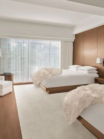 Geräumiges Hotelzimmer mit zwei Betten und moderner Einrichtung