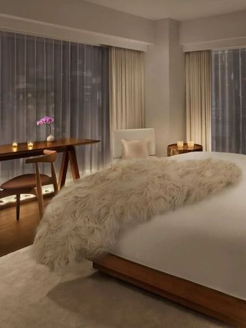 Stimmungsvolle Beleuchtung in einem modernen Hotelzimmer mit Holzmöbeln