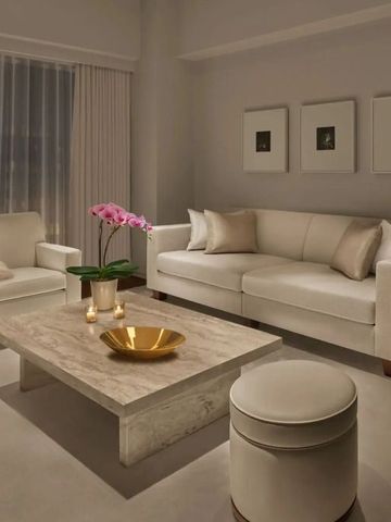 Stilvolle Lounge mit modernen Möbeln und dezenter Dekoration