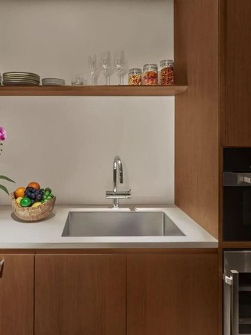 Moderne Küche mit Spüle und stilvollen Holzschränken