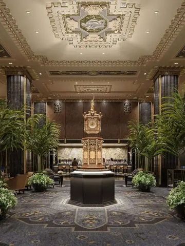 Prachtvolle Lobby des Waldorf Astoria mit kunstvollen Decken und Pflanzen
