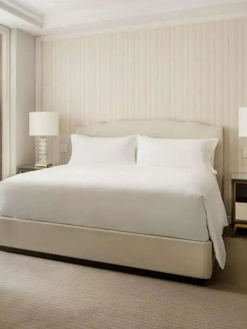 Elegantes Hotelzimmer mit großem Bett und stilvollem Interieur