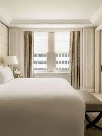 Helles Schlafzimmer im Waldorf Astoria mit luxuriösem Ambiente