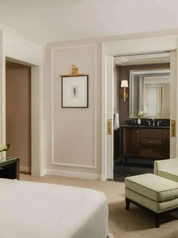 Luxuriöses Hotelzimmer mit Sitzbereich und Zugang zum Badezimmer
