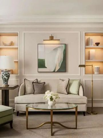 Elegantes Wohnzimmer mit Sofa, Sesseln und stilvollen Dekorationselementen