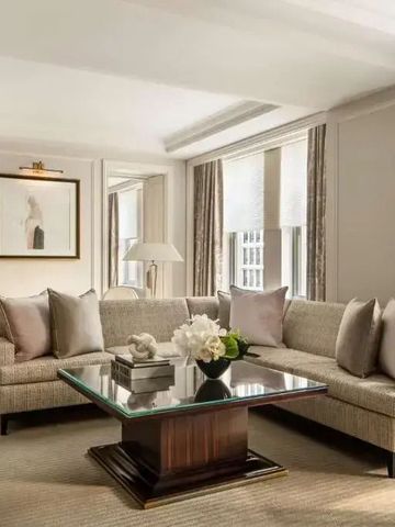 Luxuriöser Wohnbereich mit großzügigem Sofa und großem Fenster