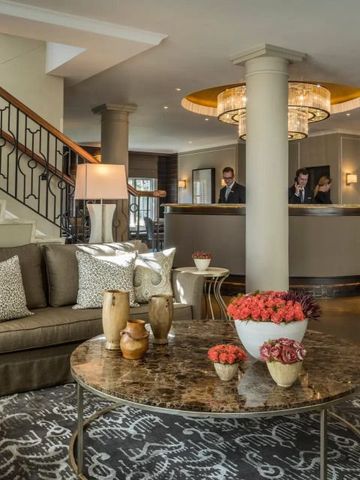 Stilvolle Lobby mit luxuriöser Einrichtung und großer Treppe
