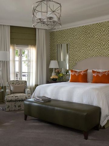 Elegantes Hotelzimmer mit einem großen Bett und stilvollen Möbeln