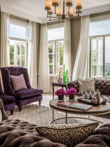 Luxuriöser Wohnbereich mit Panoramafenstern und stilvollem Interieur