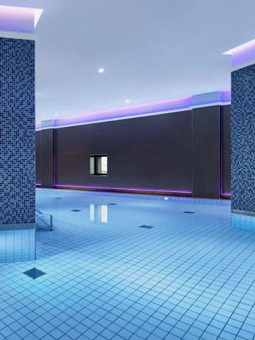 Luxuriöser Innenpool mit stilvoller Beleuchtung und moderner Architektur