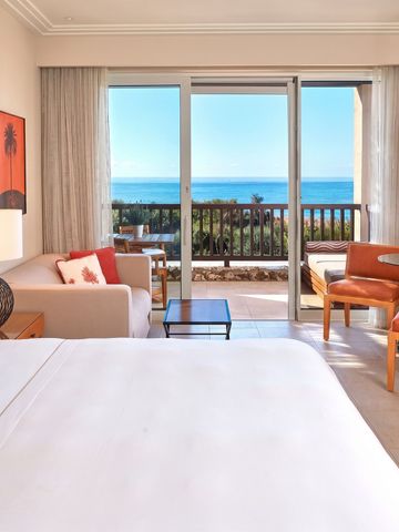 Helles Zimmer mit Meerblick vom Balkon und gemütlichem Sofa
