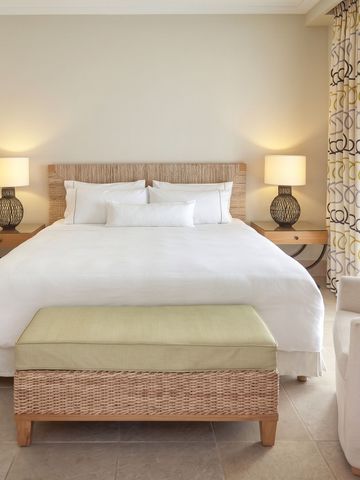 Zimmer mit Doppelbett, modernem Design und gemütlicher Sitzecke