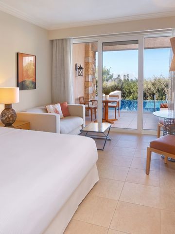 Elegantes Hotelzimmer mit Blick auf einen privaten Pool und Garten, moderne Einrichtung.