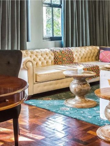 Luxuriöse Lounge mit cremefarbenem Sofa und stilvollen Sesseln