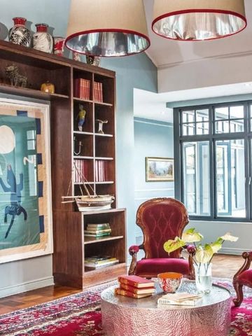 Elegante Bibliothek mit roten Sesseln und Regalen voller Bücher