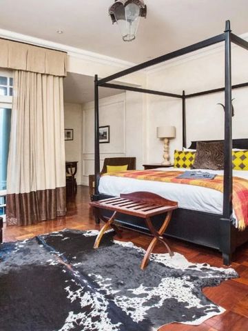 Luxuriöses Hotelzimmer mit Himmelbett und Fellteppich im Park Hyatt Johannesburg