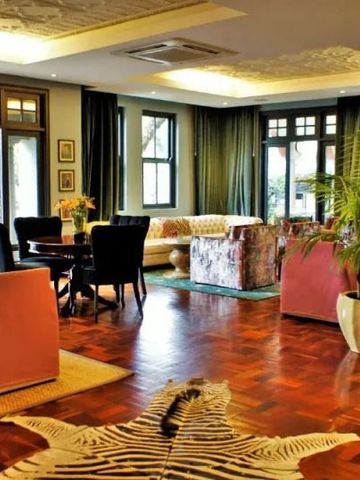 Einladende Lounge mit komfortablen Sitzbereichen und Pflanzen im Park Hyatt Johannesburg