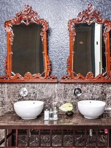 Opulentes Badezimmer mit dekorierten Spiegeln und Doppelwaschbecken im Park Hyatt Johannesburg