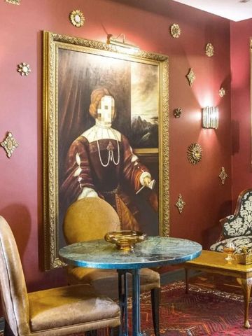 Gemütlicher Sitzbereich mit Porträt und klassischem Dekor im Park Hyatt Johannesburg