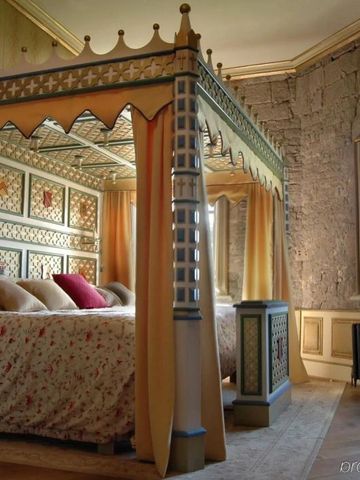 Prunkvolles Himmelbett mit Stoffverzierungen in einem Schlosszimmer