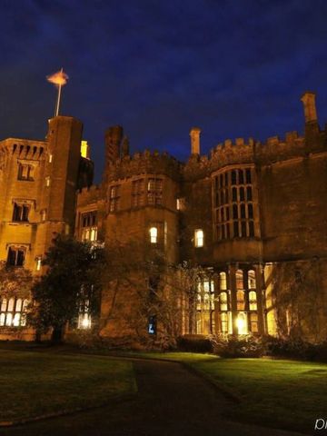 Beleuchtete Fassade des Thornbury Castle bei Nacht