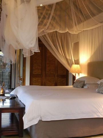 Luxuriöses Schlafzimmer mit Himmelbett und stilvollem Ambiente