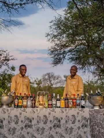 Outdoor-Bar mit zwei Barkeepern inmitten der Natur
