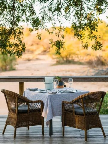 Romantische Tischszene mit Blick auf die afrikanische Landschaft